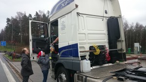 An Rastplätzen rings um das Hermsdorfer Kreuz verteilten die Betreuer der Jugendfeuerwehr Mohlsdorf Präsente an gestrandete LKW-Fahrer, hier an zwei Italiener aus Bologna.